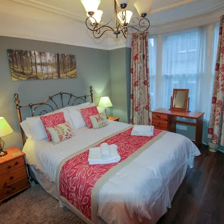 Carlton Ground Floor, Centrally Located In *