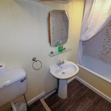 Carlton Ground Floor, Centrally Located In * كيسويك